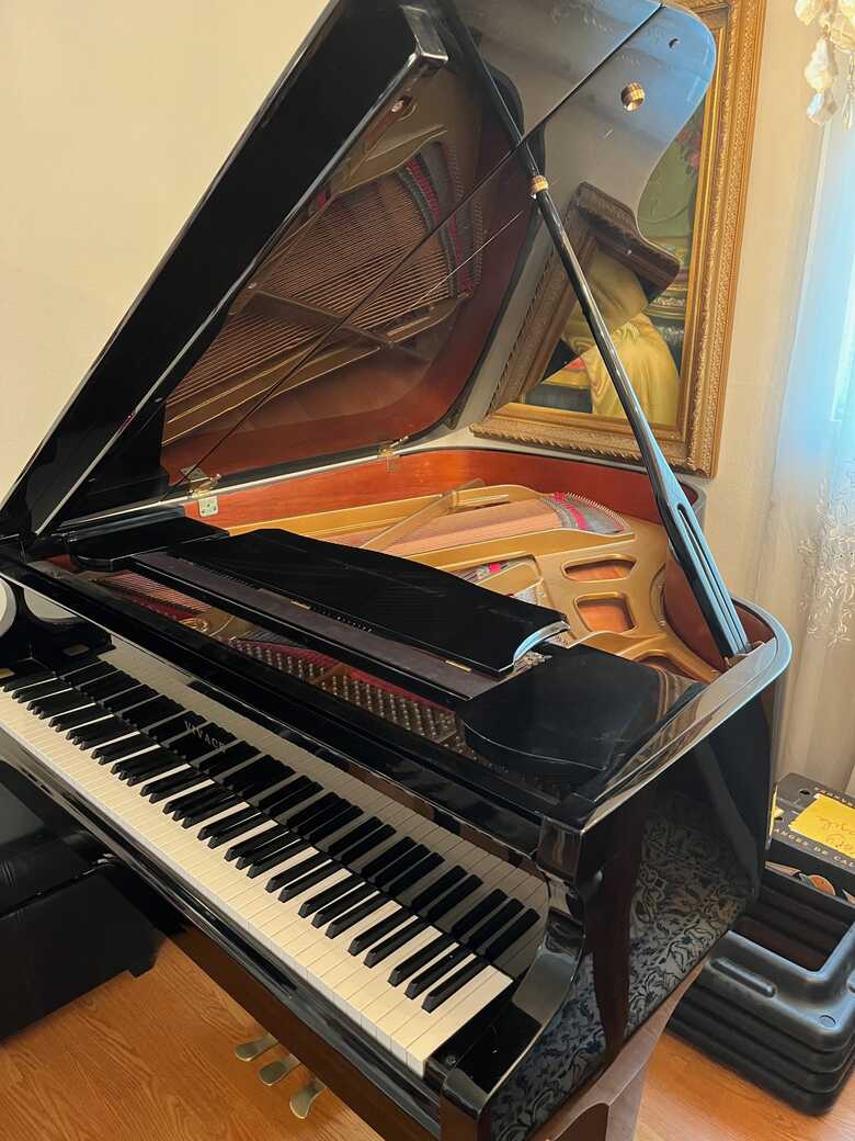 Beautiful Grand Piano like new