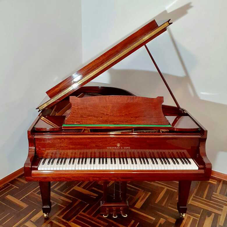 Steinway & Sons Hamburg 5‘7 grand piano model M