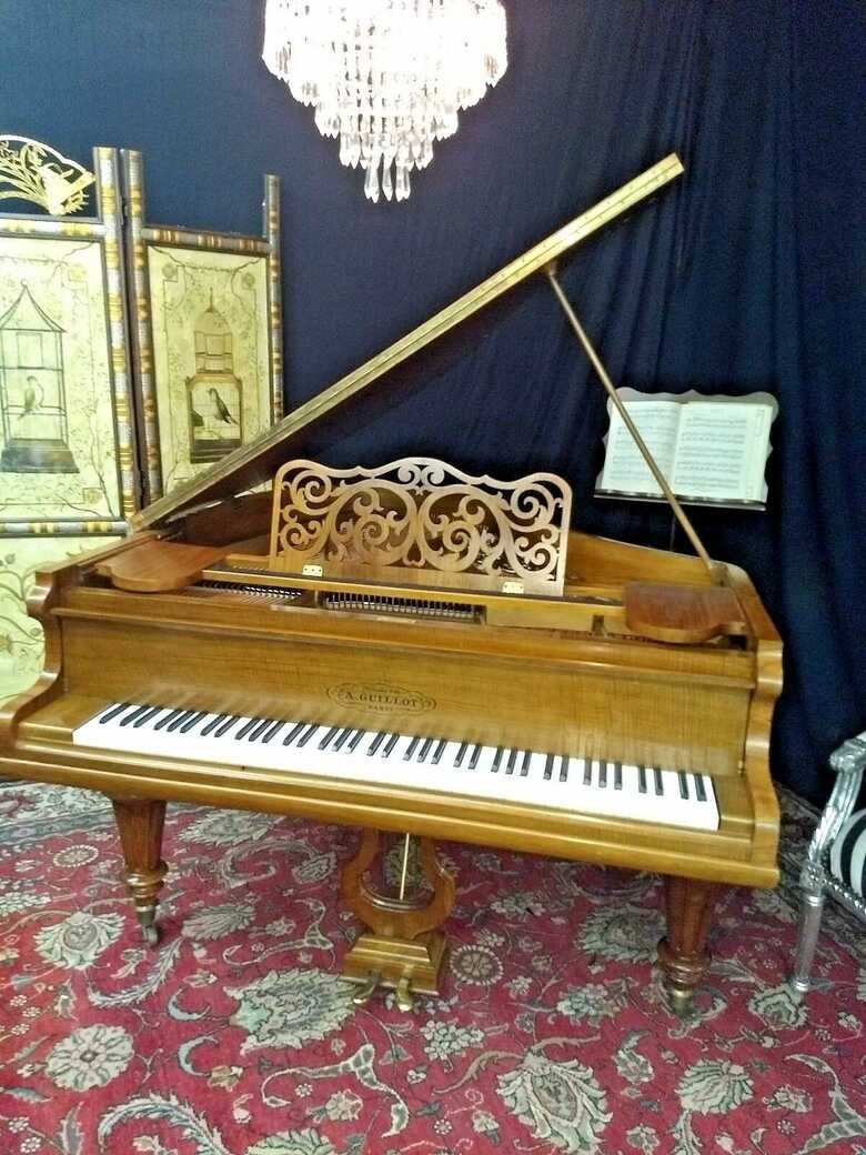 Beautiful art case 5' grand piano ( free Yamaha key felt cov
