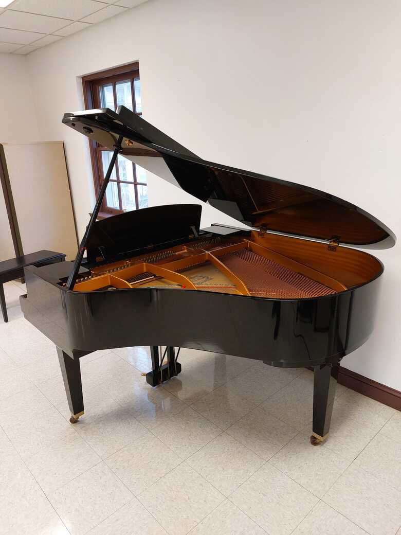 Yamaha Baby Grand in mint condition