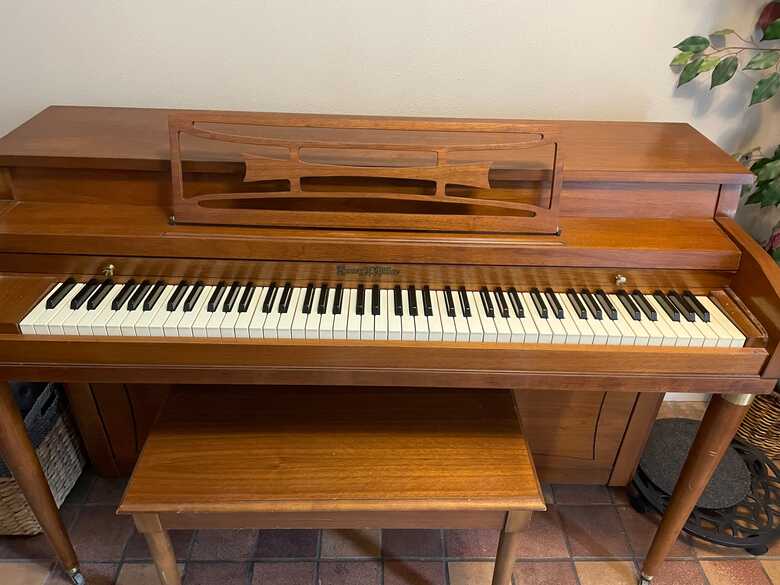 wurlitzer spinet piano p137