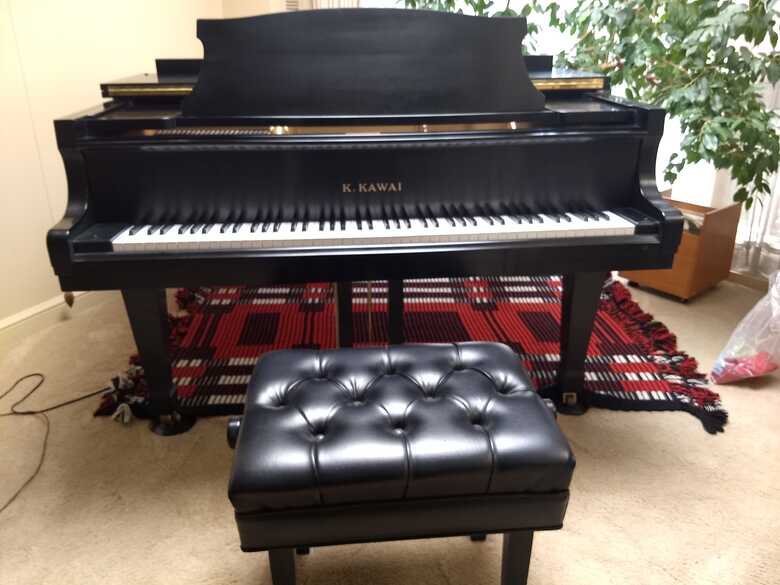 Baby grand Kawai with bench in excellent condition 