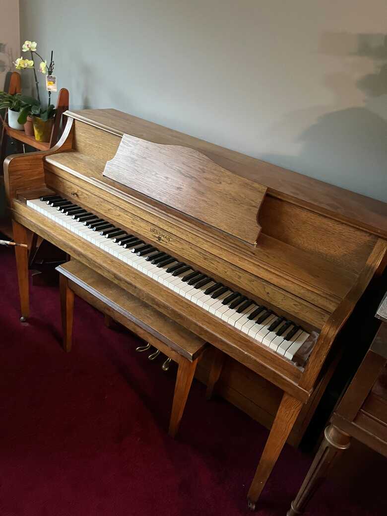 Great piano for piano lessons