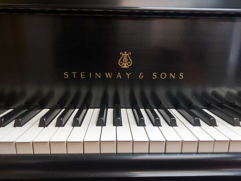 Steinway & Sons Model M Grand Satin Ebony w/2022 QRS Player