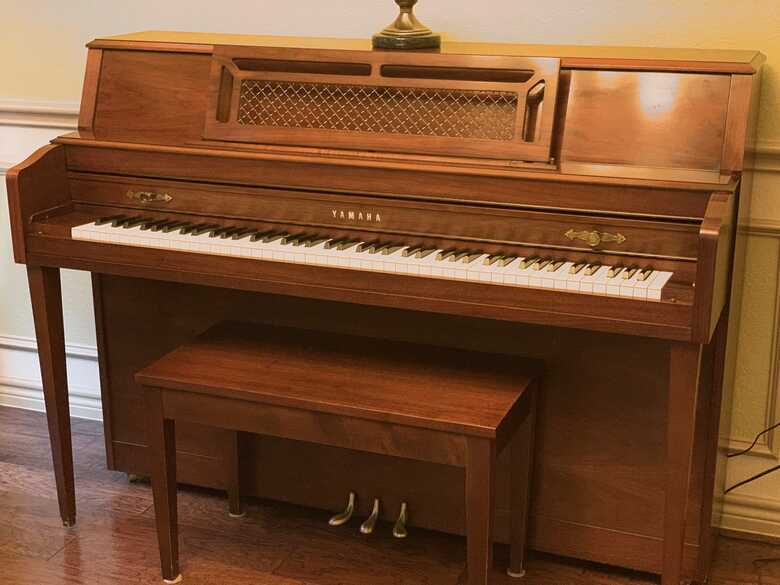 Yamaha M304T Console Piano