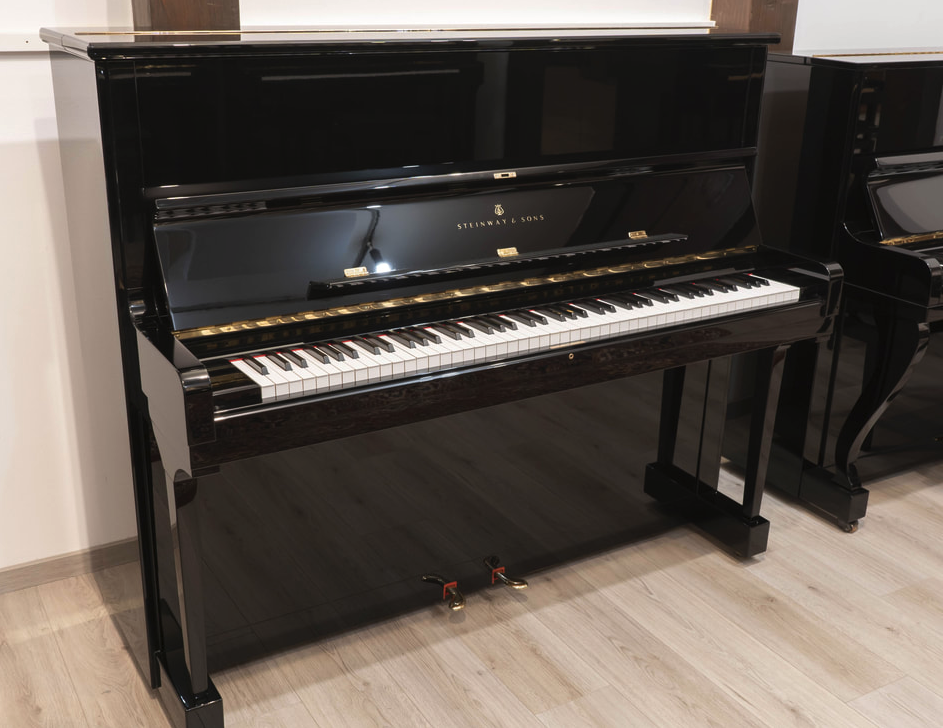 Steinway Model V-125 (1983)