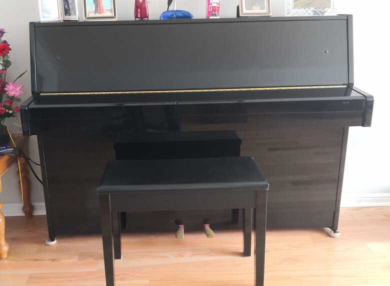 Yamaha E108 Piano with Bench