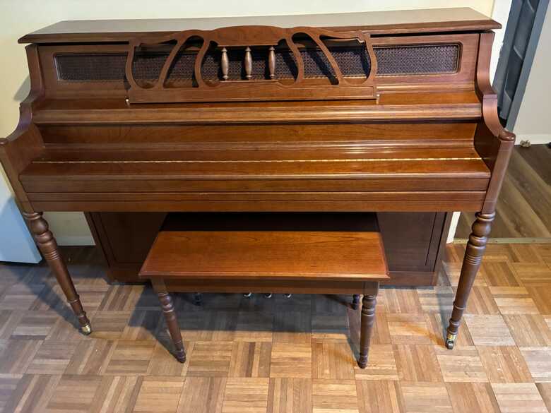 Kawai Console Piano - Excellent Condition