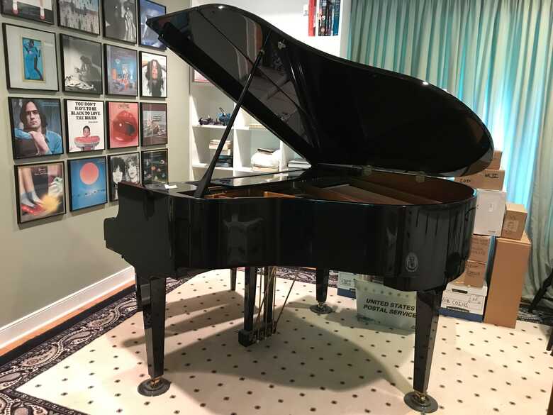 Hyundai baby grand, mint condition with matchig bench