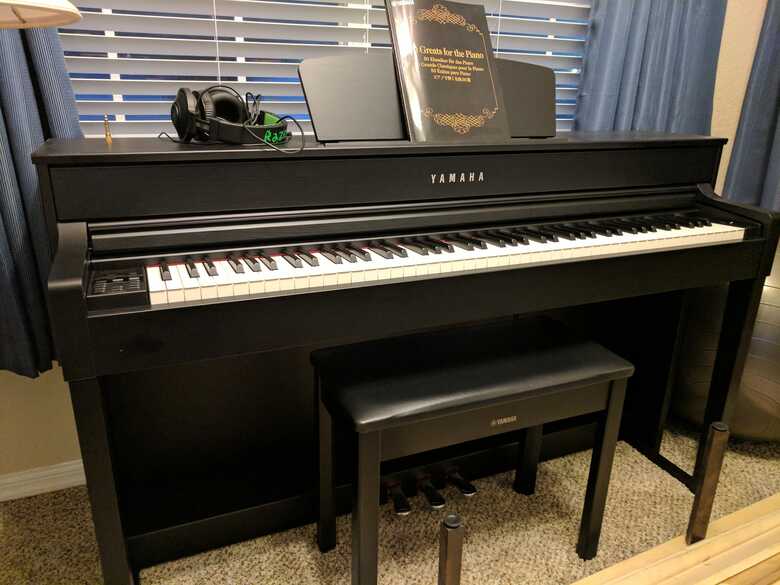 Yamaha CLP-535 Clavinova Digital Piano Like-New