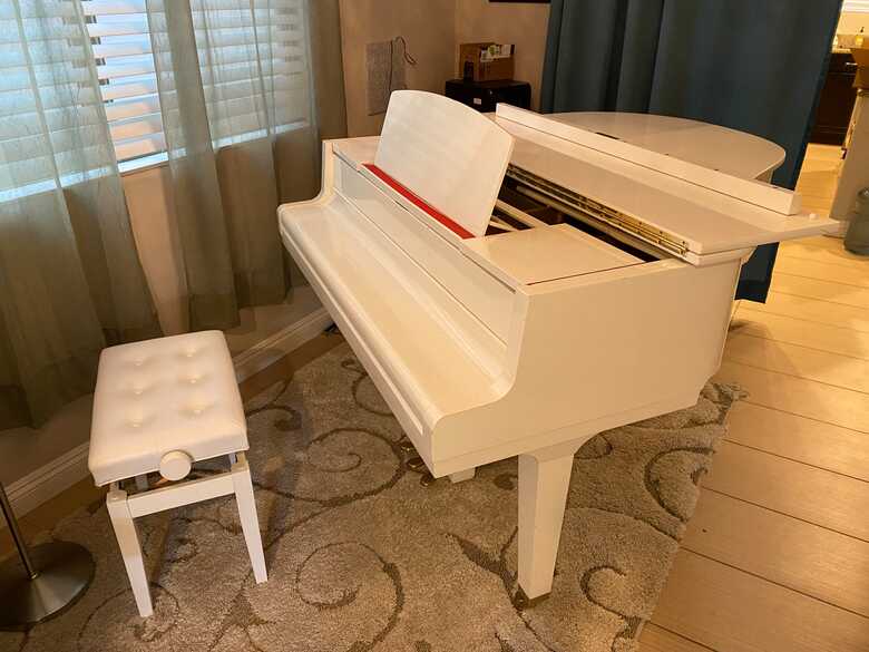 Yamaha White Baby Grand Piano Great Condition