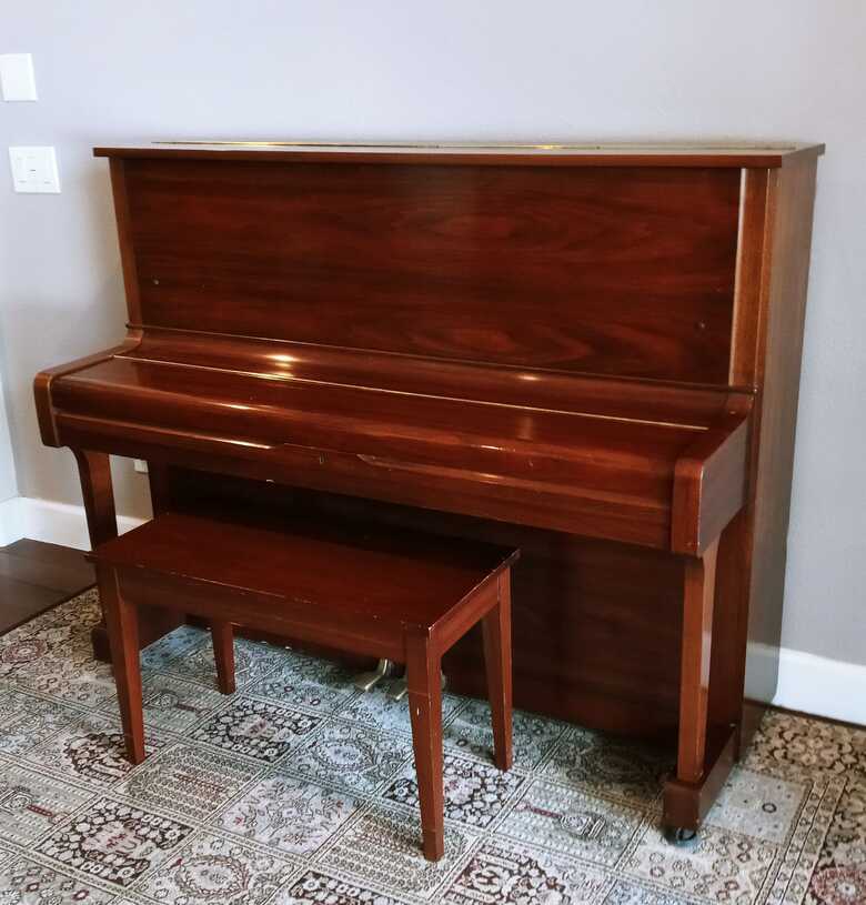 Moving, must sell Yamaha U1J in very good condition