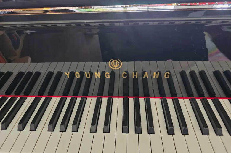 Young Chang baby grand piano. Great condition Matching bench