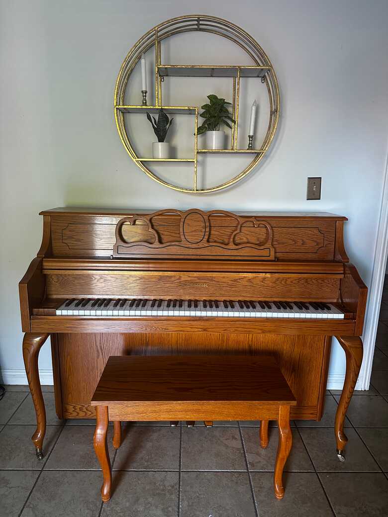 Samick Upright Piano, Oak Finish, Model JS-044 2000