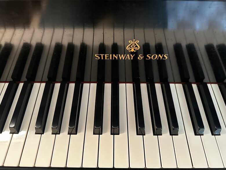 STEINWAY & SONS 5'7" MODEL "M" EBONY GRAND PIANO