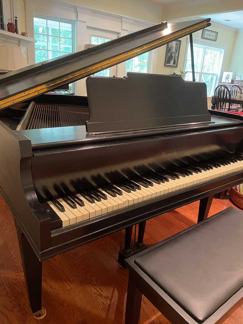 Beautiful Baby Grand Piano in excellent condition 
