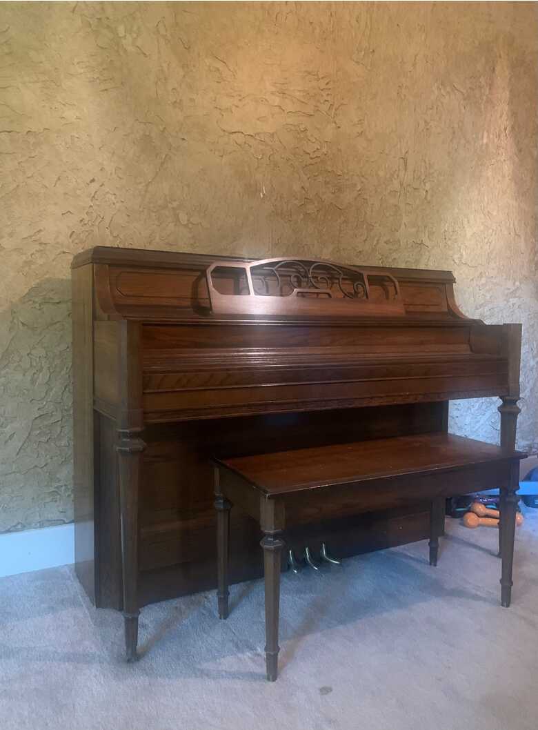 1977 Yamaha piano excellent condition!