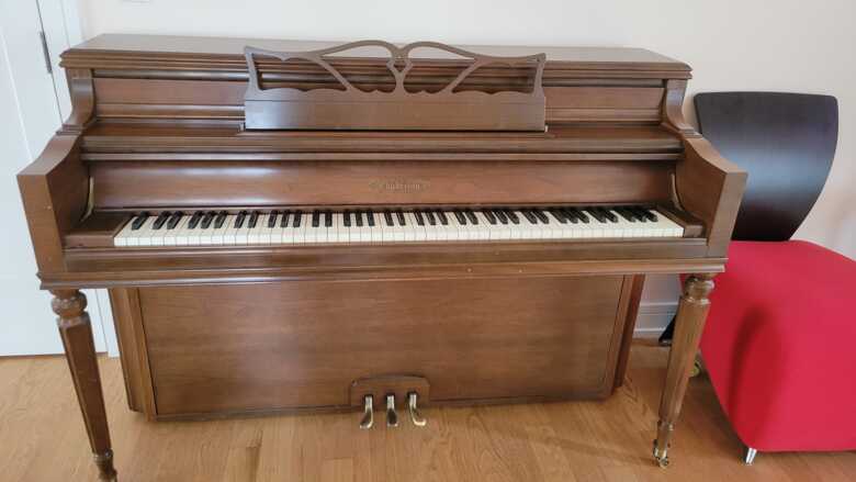 Very good condition, regularly tuned piano