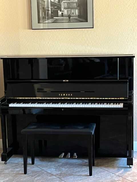 Beautiful Yamaha Upright Polished Ebony Piano