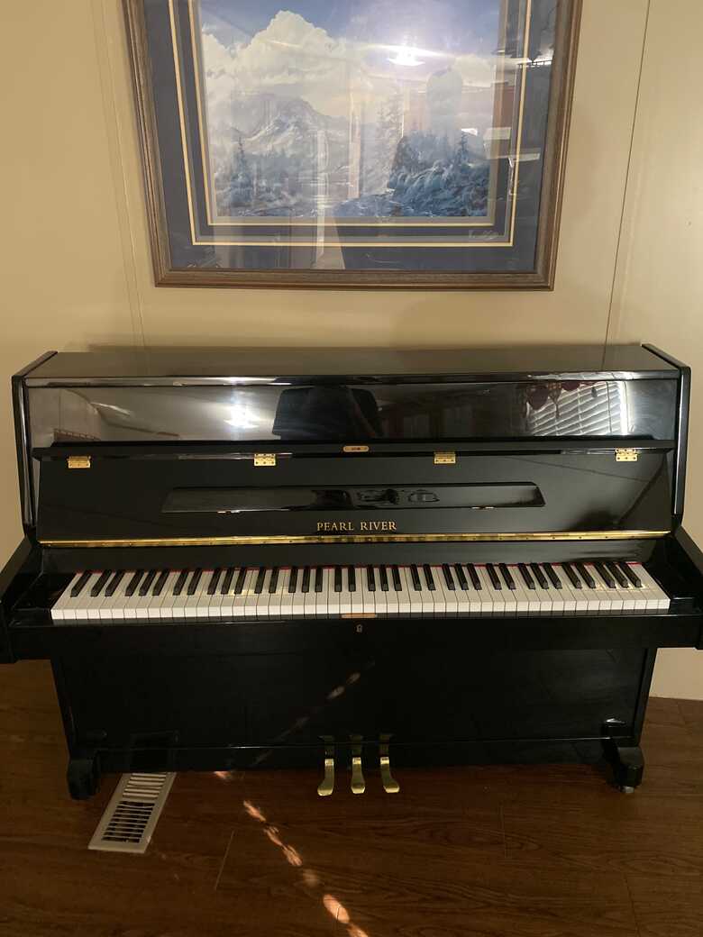 Pearl River Upright piano (black)