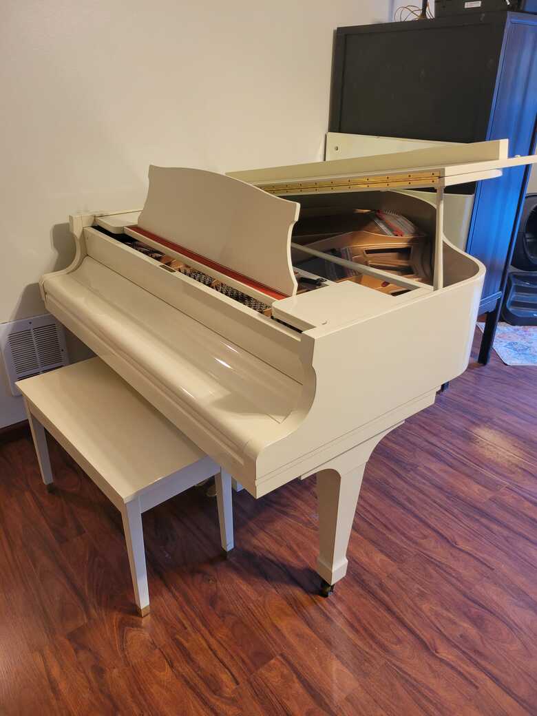 Kawai Ivory Baby Grand Piano KG-1E
