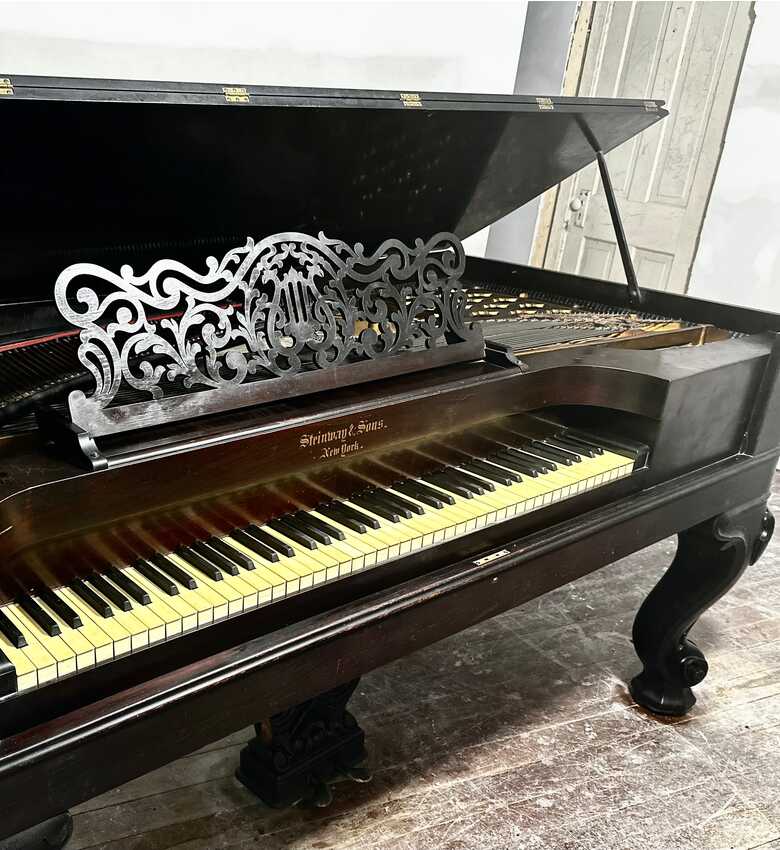 Steinway grand piano- A unique piece of history - MUST GO!