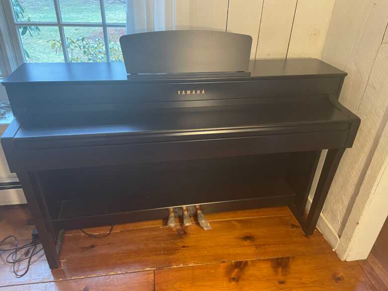 Yamaha CLP645 Digital Piano with benches.