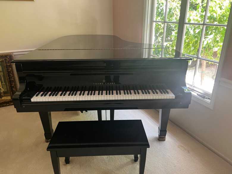 Beautiful grand piano 6’7” polished ebony. Great condition