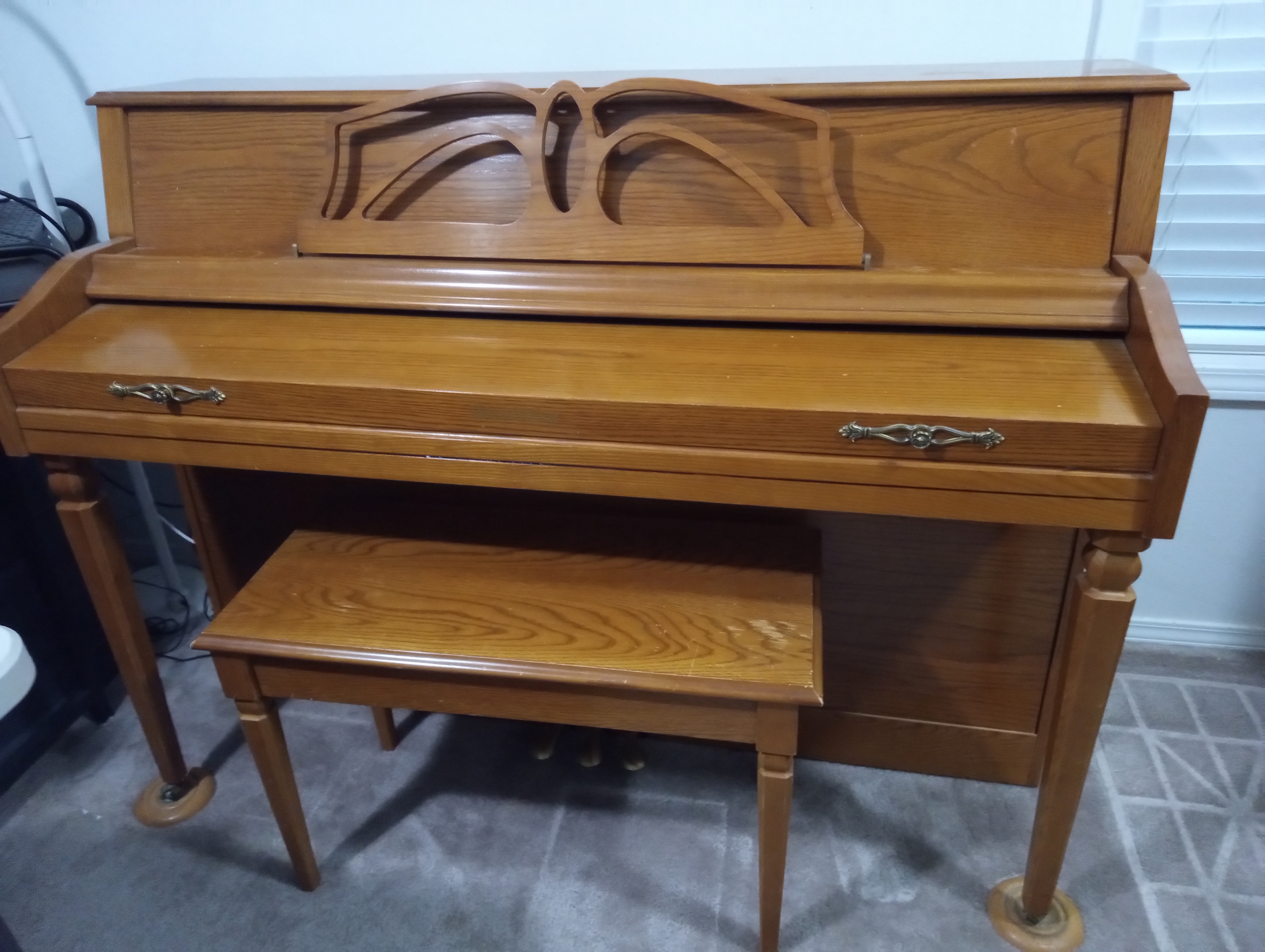 Nice piano like new must sell moving