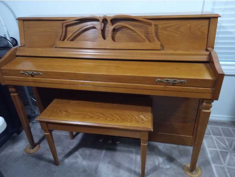 Nice piano like new must sell moving