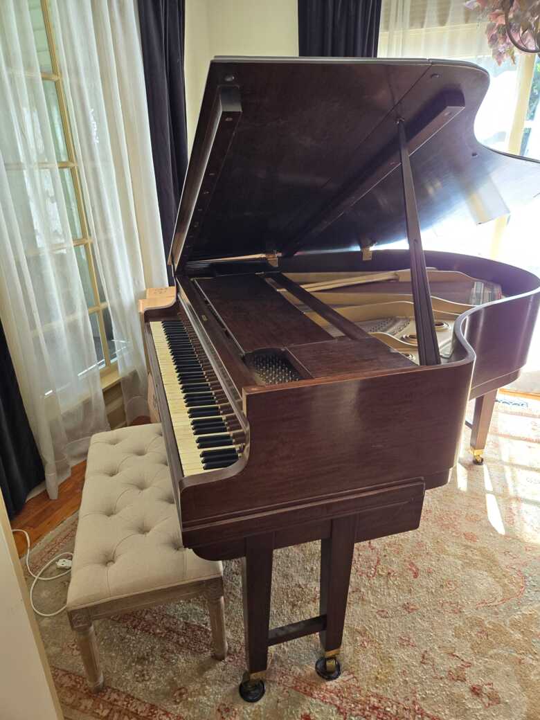 Antique Player Piano   good condition 