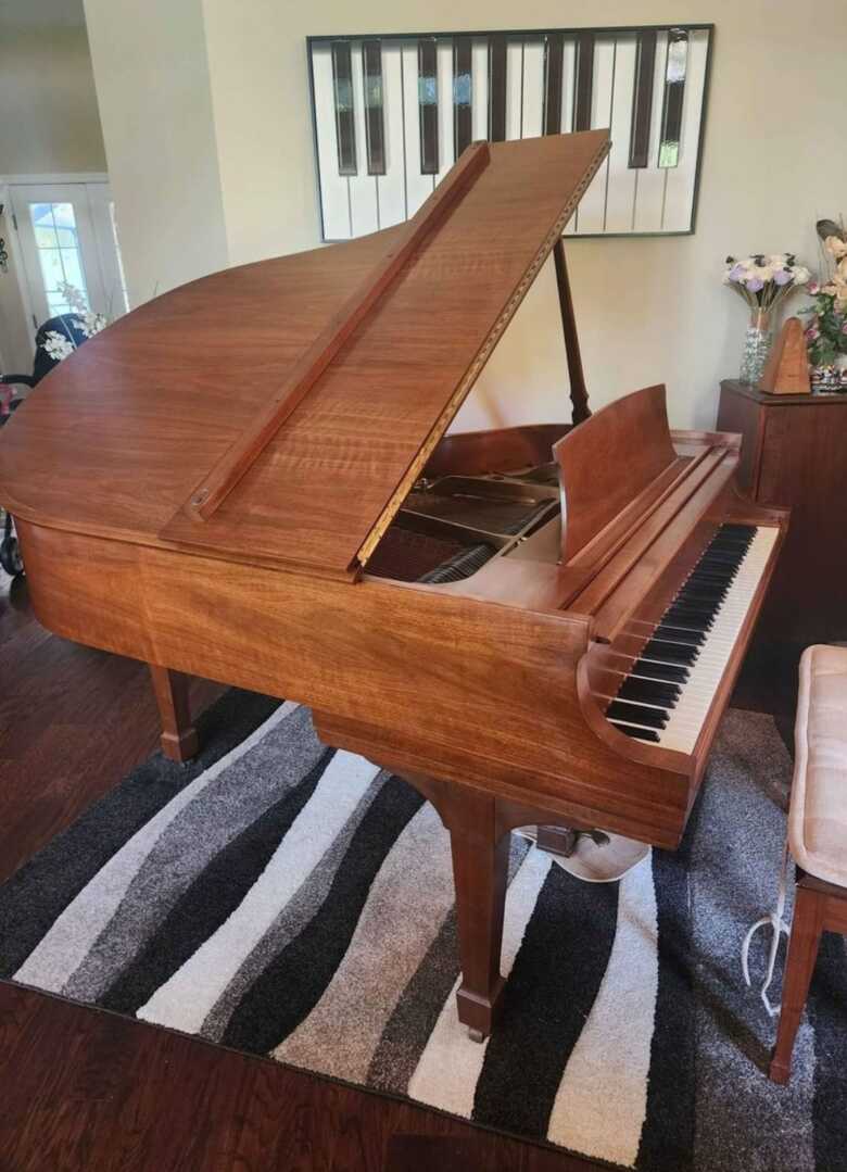 Steinway and sons model M piano. Studio grand.