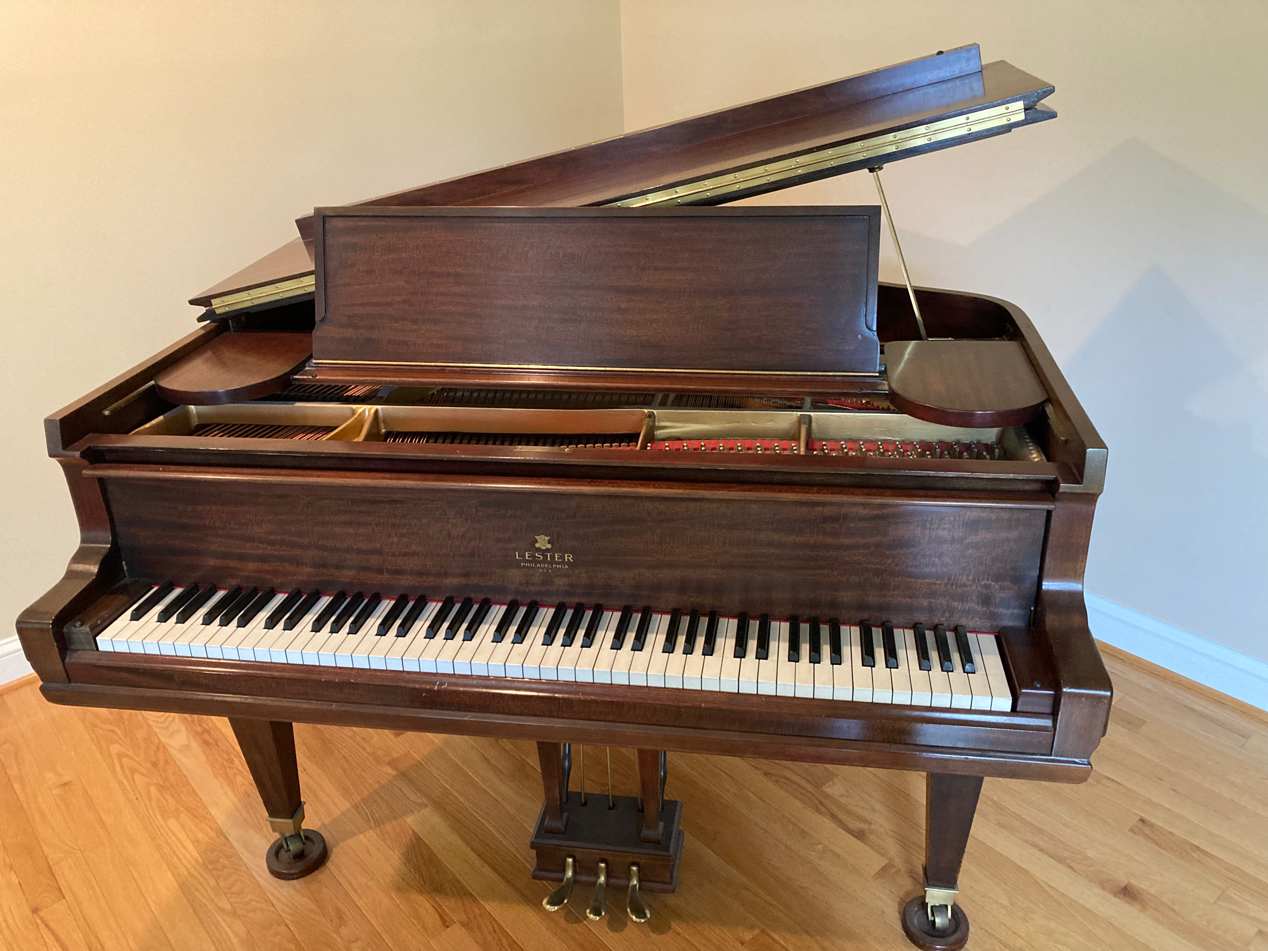 Beautiful Lester Baby Grand