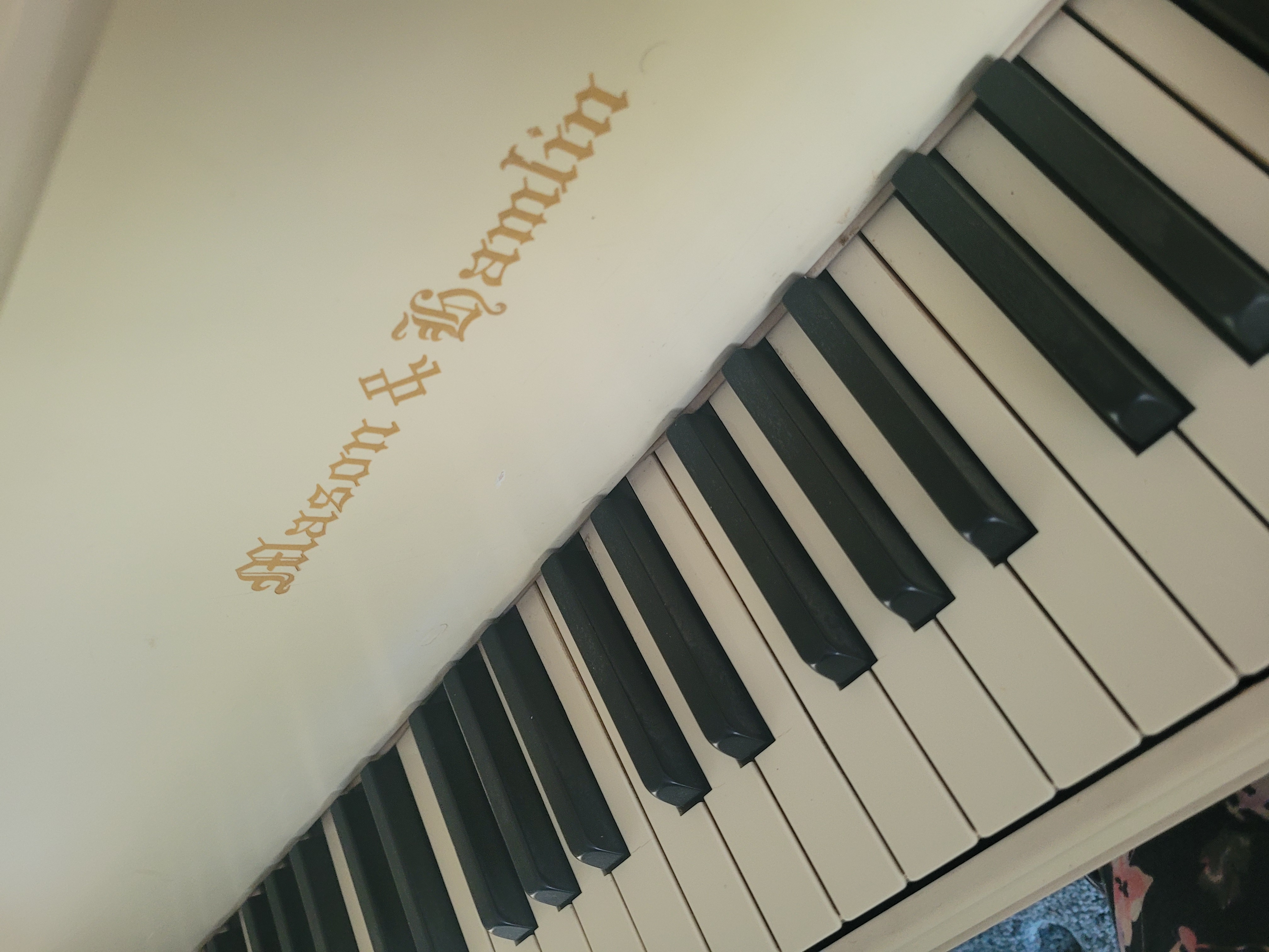 BEAUTIFUL WHITE BABY GRAND PIANO