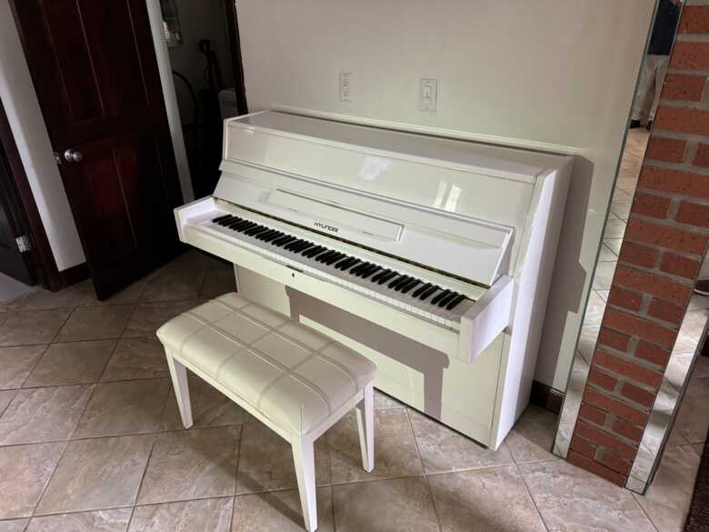 Hyundai model U821-white console piano