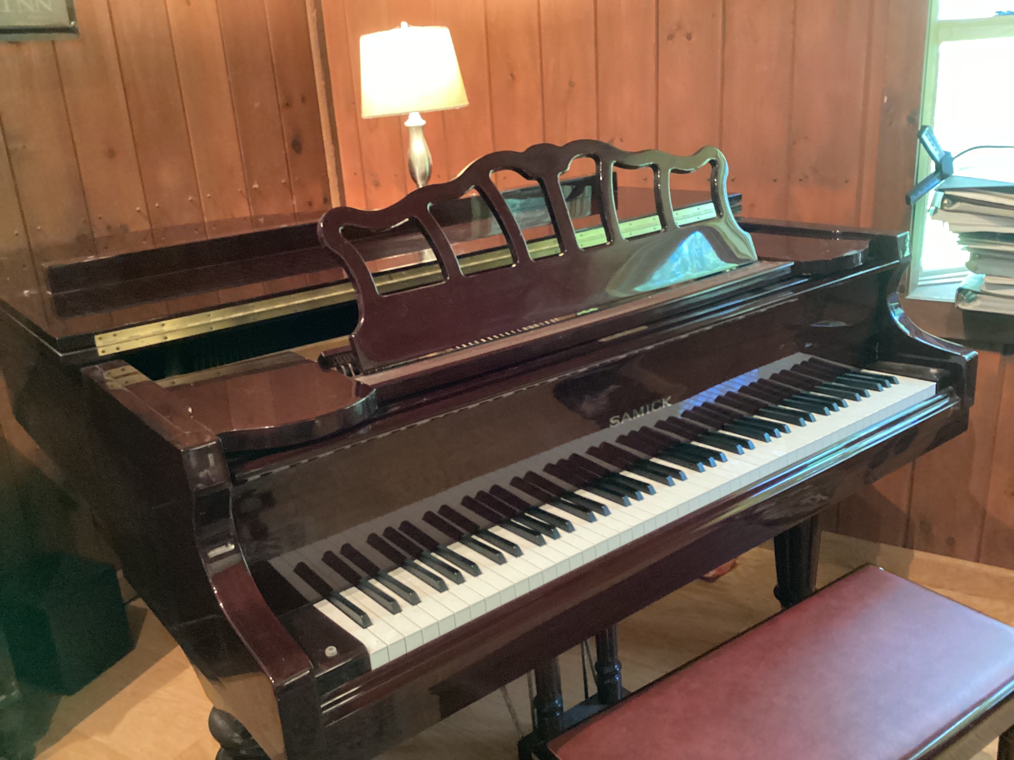 Beautiful Mahogany Samick Grand Piano