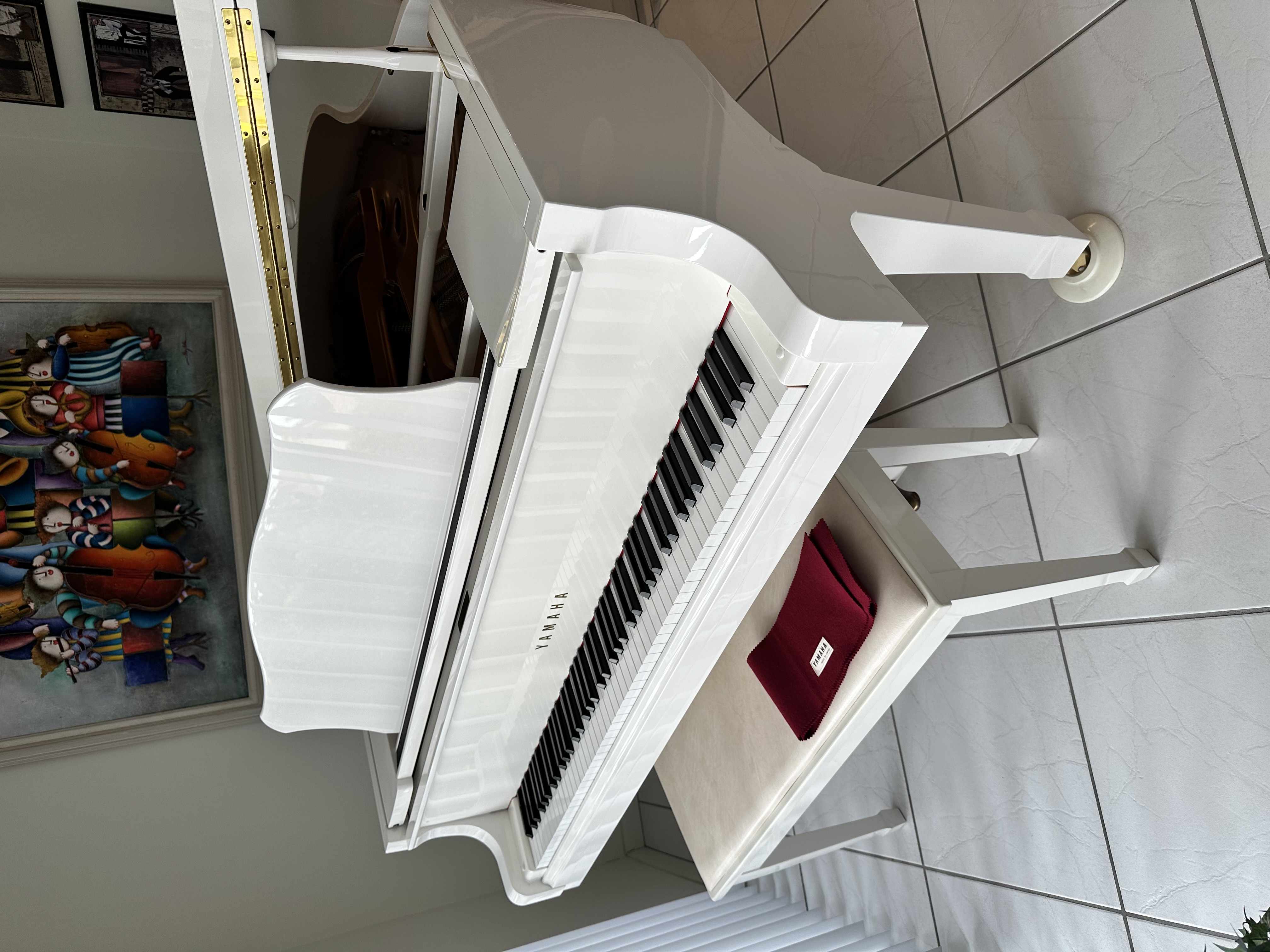 Elegant White 1997 Yamaha Grand Piano: Timeless Beauty 