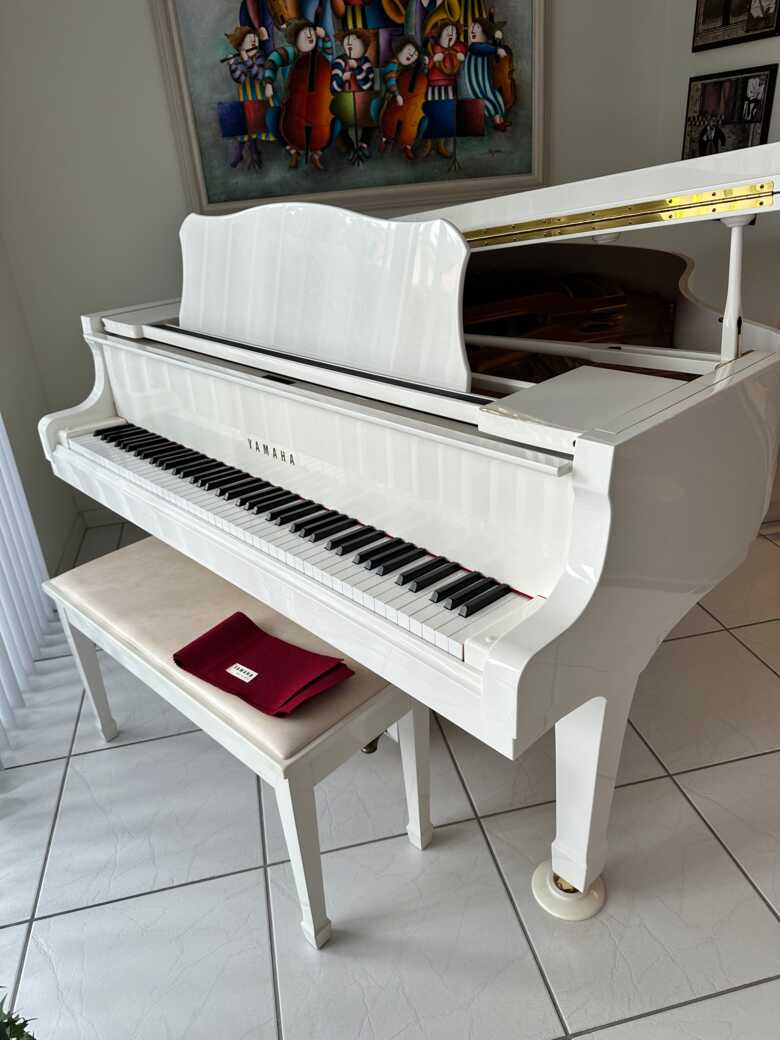 Elegant White 1997 Yamaha Grand Piano: Timeless Beauty 