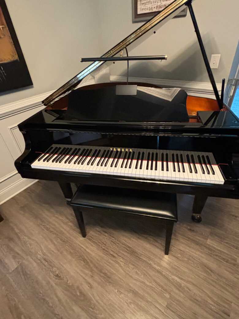 Yamaha Piano 5' LIKE NEW no scratches