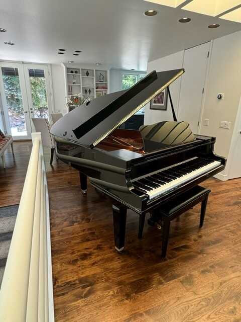 Yamaha GC2 Classic Grand Polished Ebony