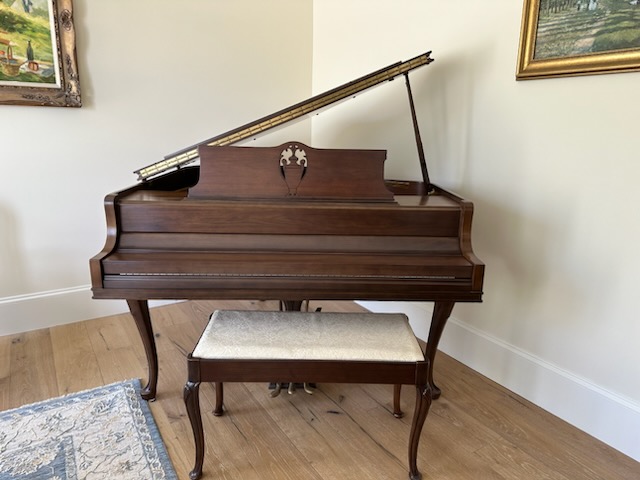 Mint Condition 1975 Queen Anne Baby Grand Piano, 5'1"