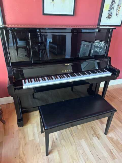 Yamaha Upright piano Ebony finish in good condition