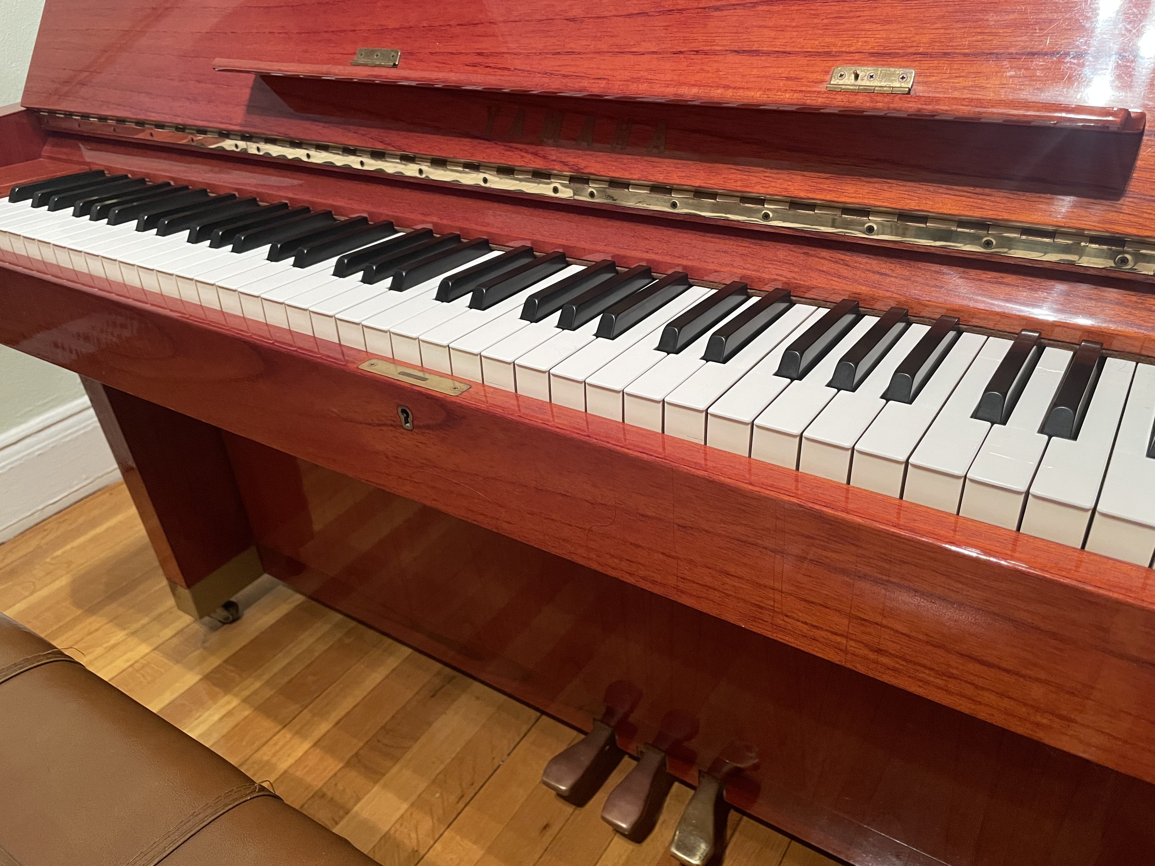 YAMAHA 48" Upright Piano, Rosewood gloss finish, Model W104