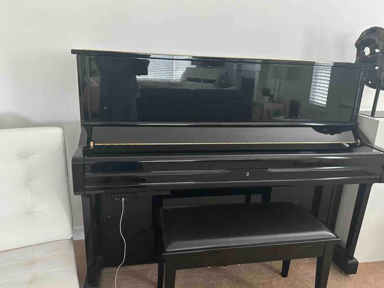 Like new silent piano