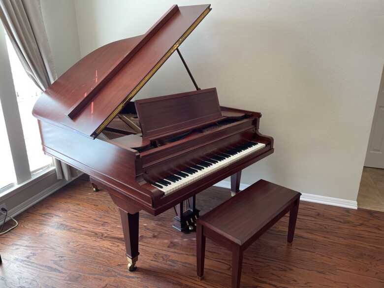 Baldwin baby grand piano Walnut restored in 2018