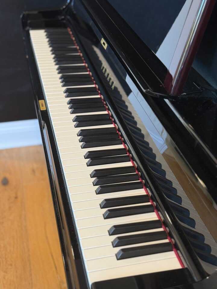 Yamaha YUS5-SG Upright Acoustic Piano w/ Silent Piano