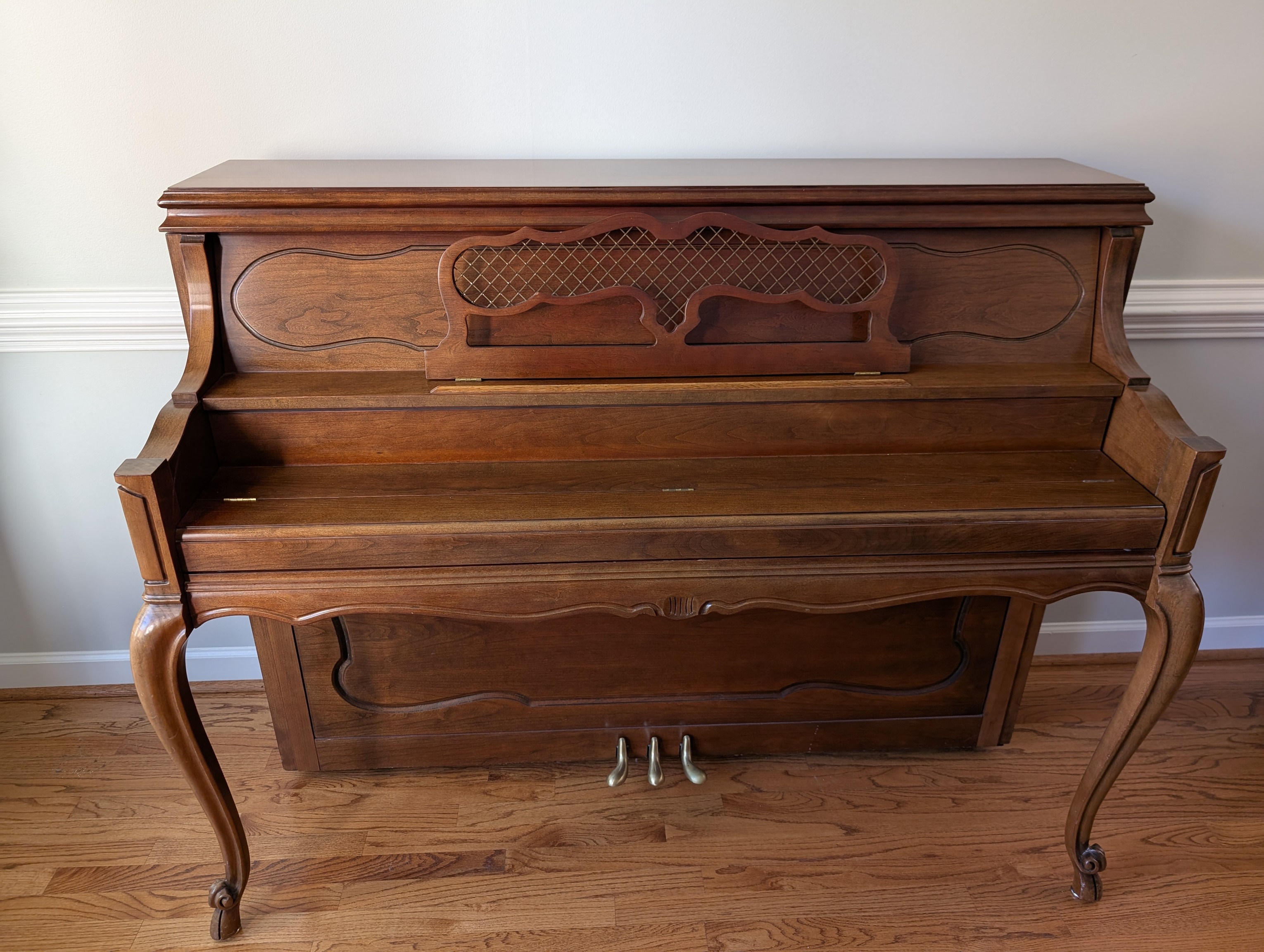 Beautiful upright piano in great shape