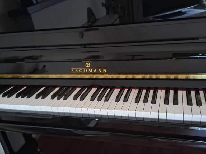 LIKE BRAND NEW UPRIGHT BRODMANN PIANO