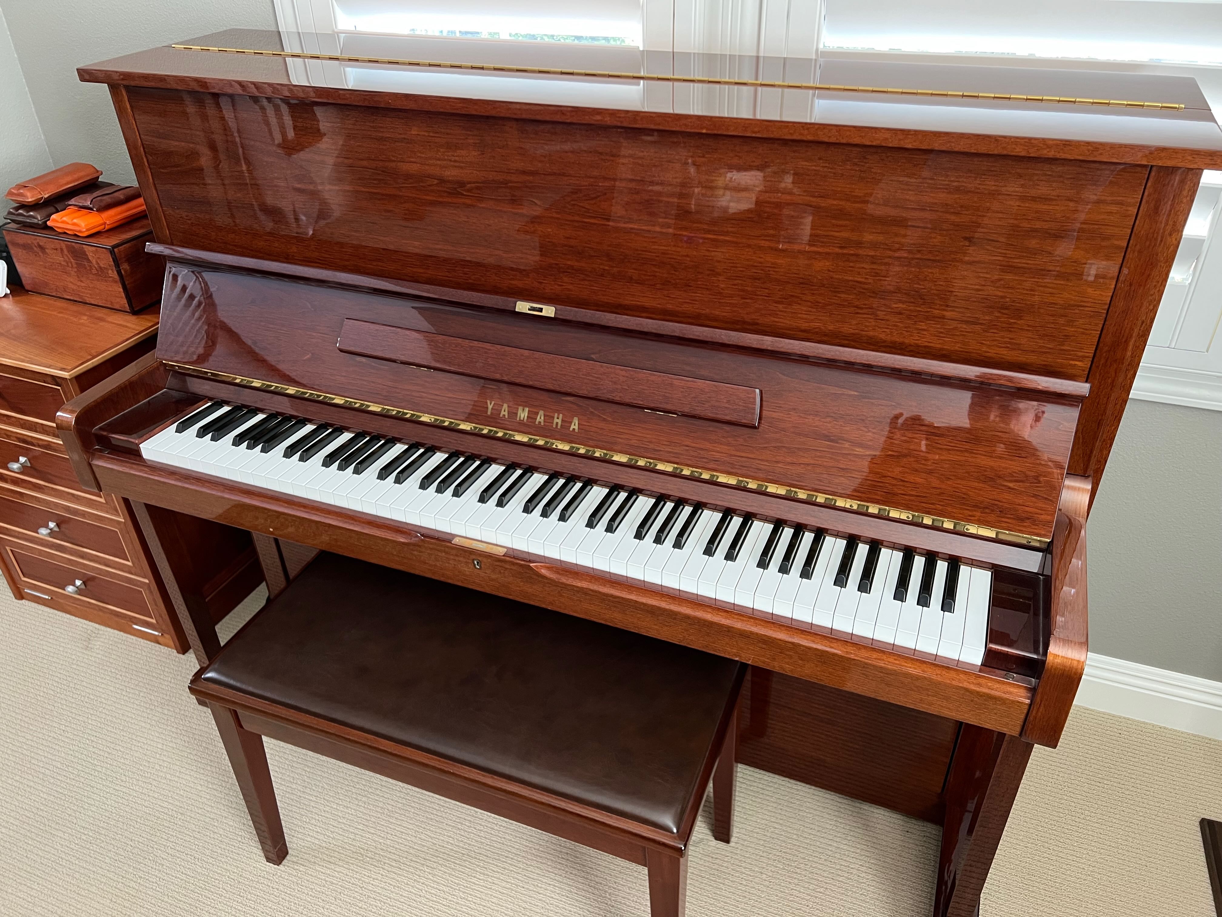 Like-New Yamaha U1E in Gloss Mahongany - One Owner