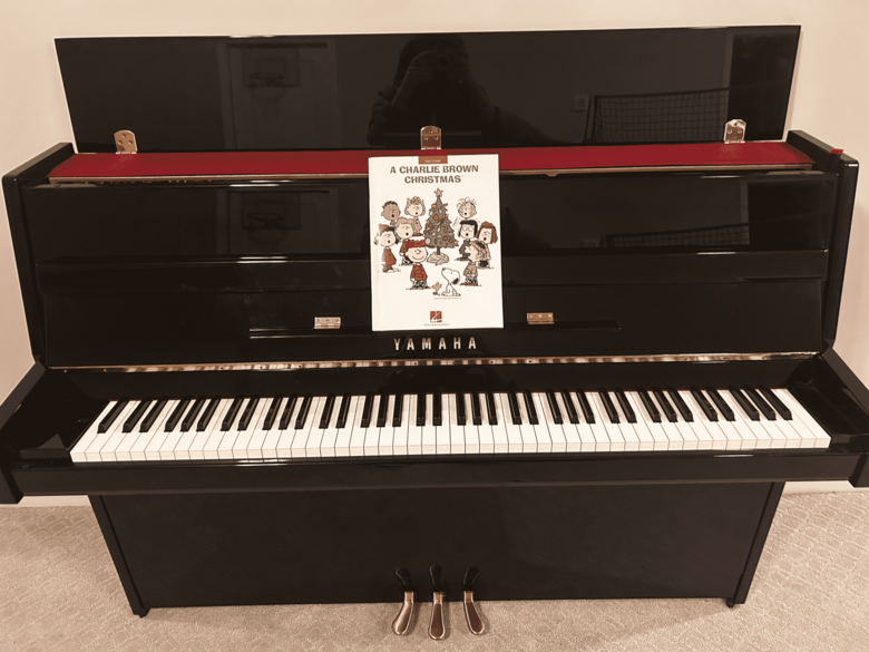 YAMAHA Upright black piano